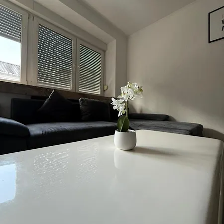 Schoene 2 Mit Bad Und Kueche Self- Check-in Mönchengladbach